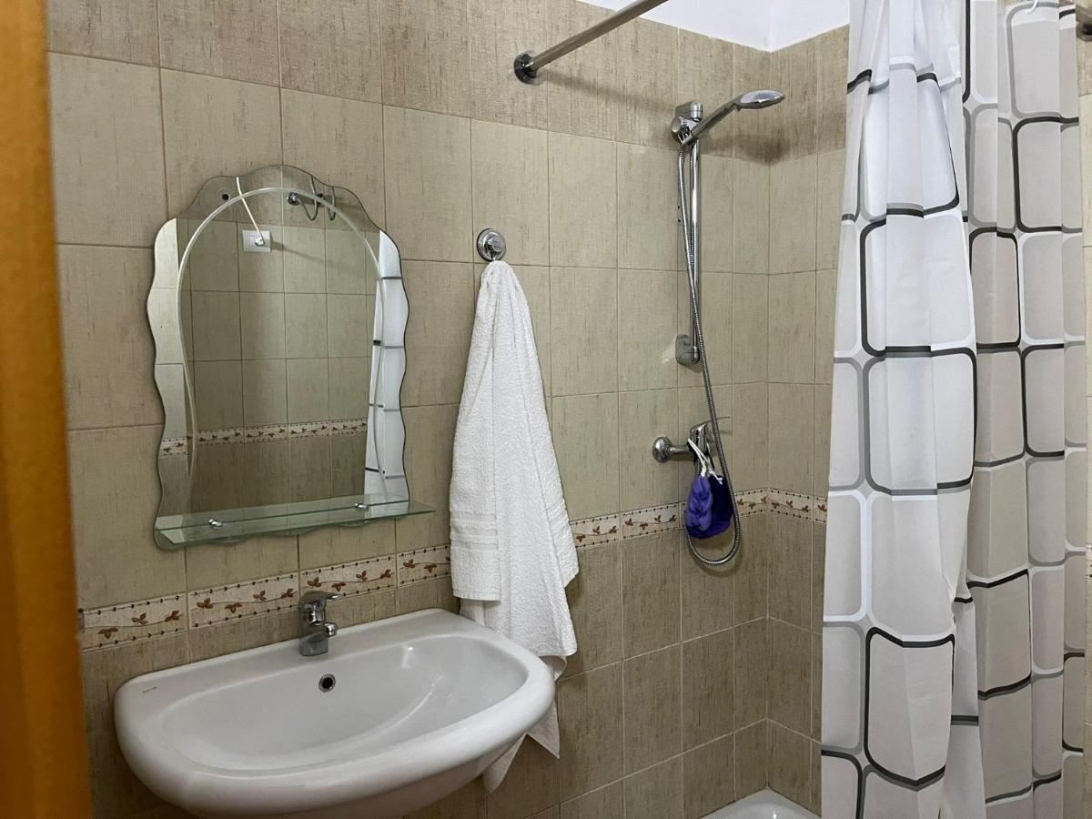 Lungomare Vlore Con Garage Privato 2 Apartment Luaran gambar